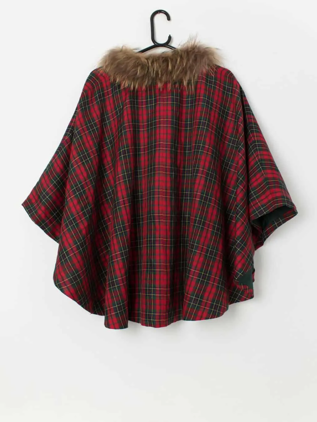 Leger & Oaks red plaid cape with fur trim – One Size