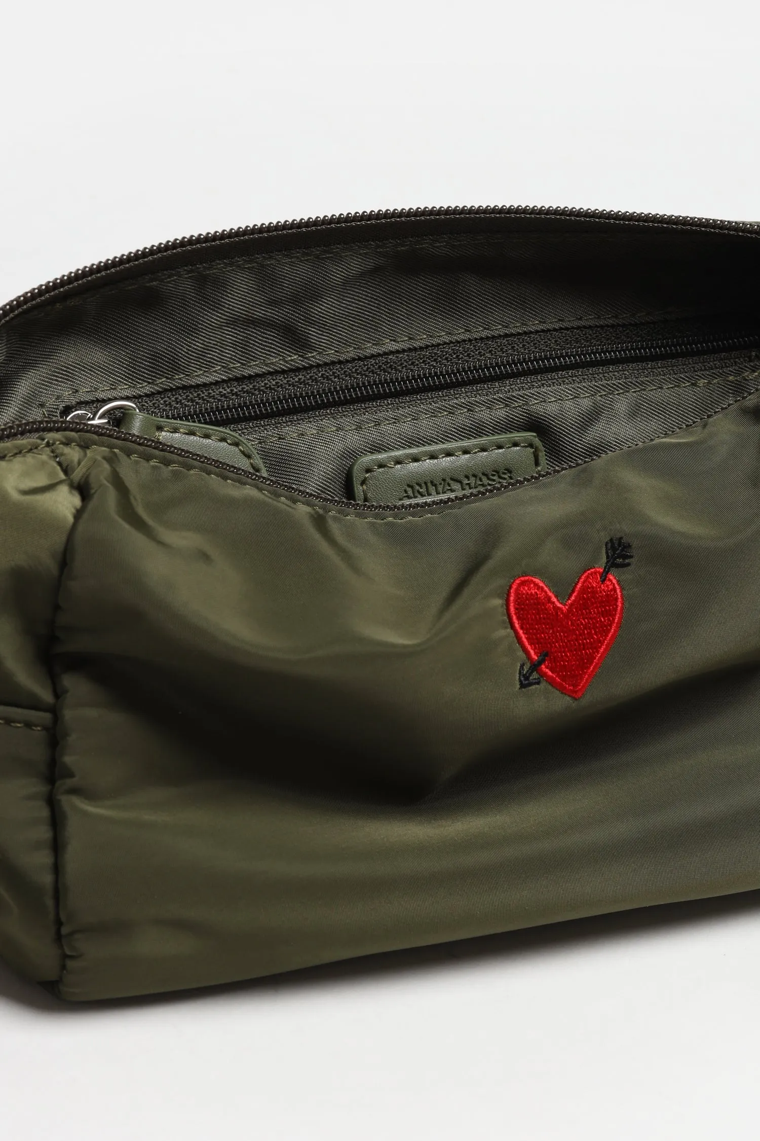 Pouch 'Heart' in Oliv Nylon